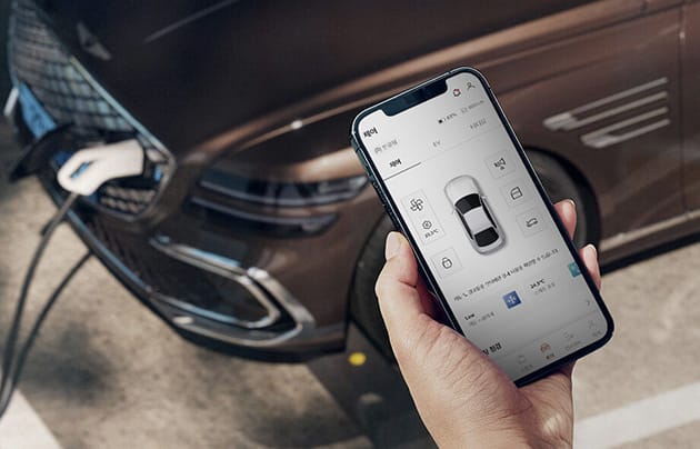 충전 중인 제네시스 전기차와 MY GENESIS 앱 이미지