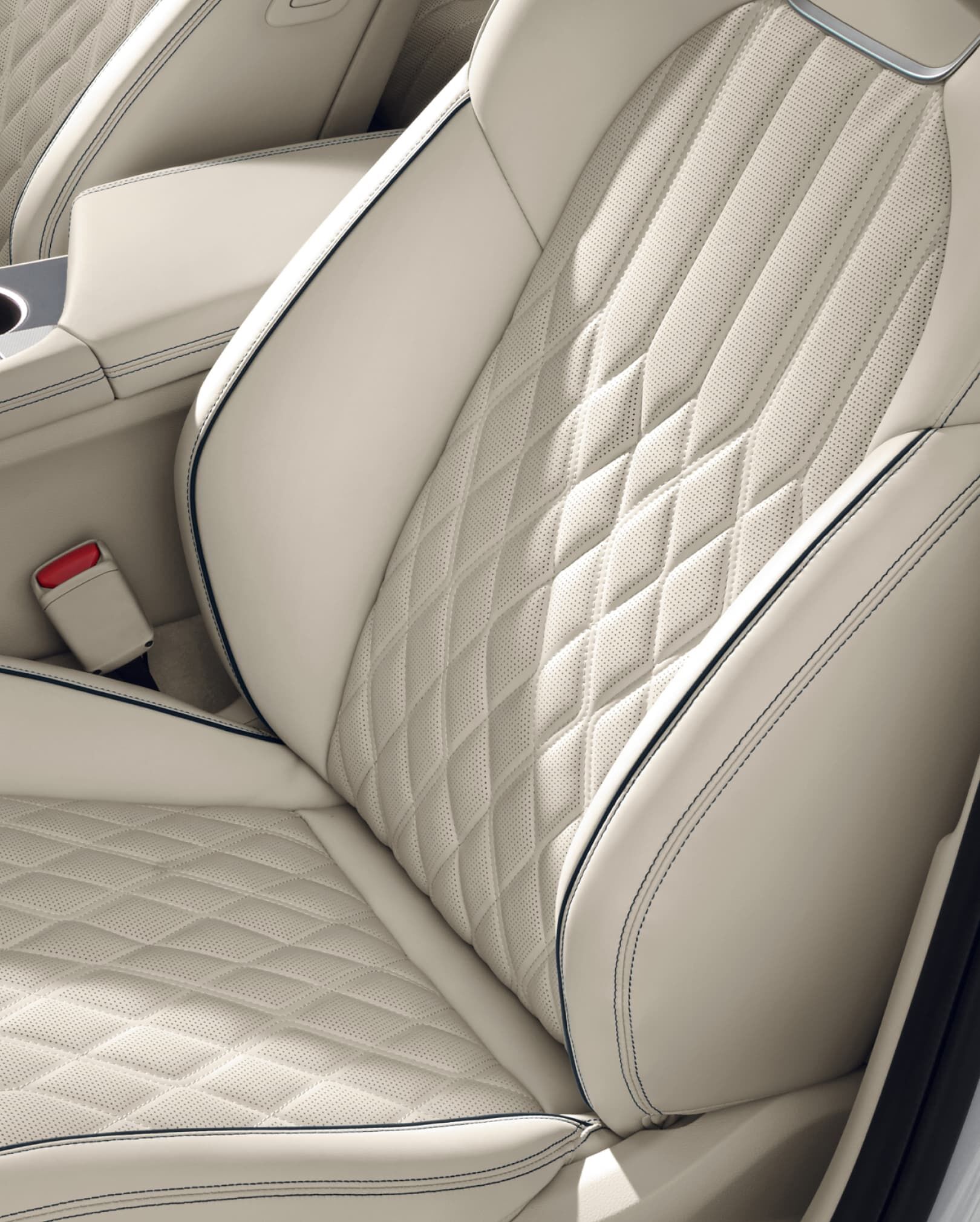 Intelligent seats made of natural leather are visible from the front in the first row of the G70 in Forest Blue/Vanilla Beige Two-tone interior.