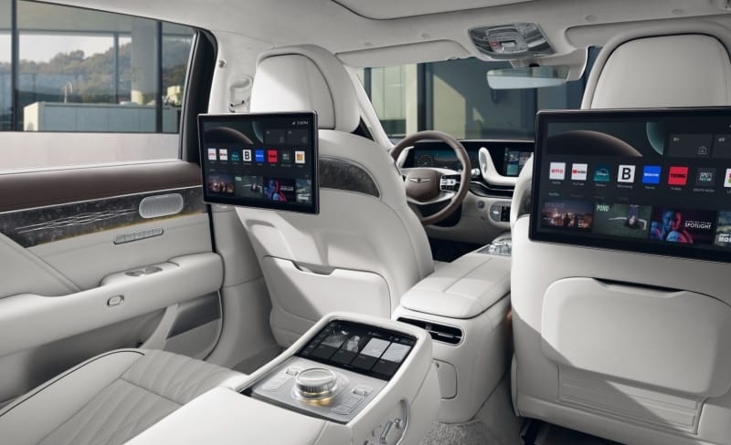 Двойные мониторы и информационно-развлекательная система